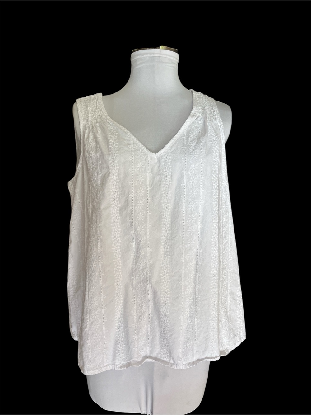 NWOT Women's White V-Neck Sleeveless Embroidered Tank Top